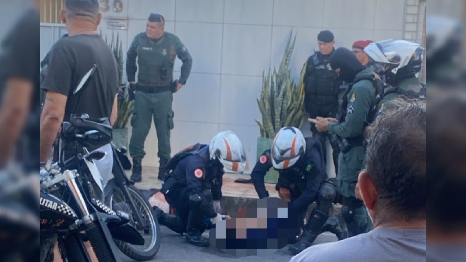 Criminoso morre e comparsa sofre tentativa de linchamento ao tentarem roubar arma de policial em Fortaleza