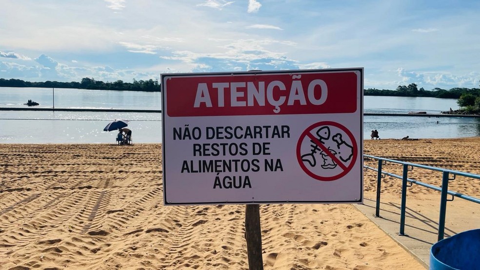 Prefeitura instalou placas com orientações aos banhistas no Balneário Municipal — Foto: Prefeitura de Rosana