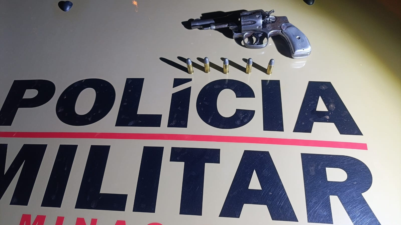 Homem é preso com arma após se envolver em discussão em bar de Salinas