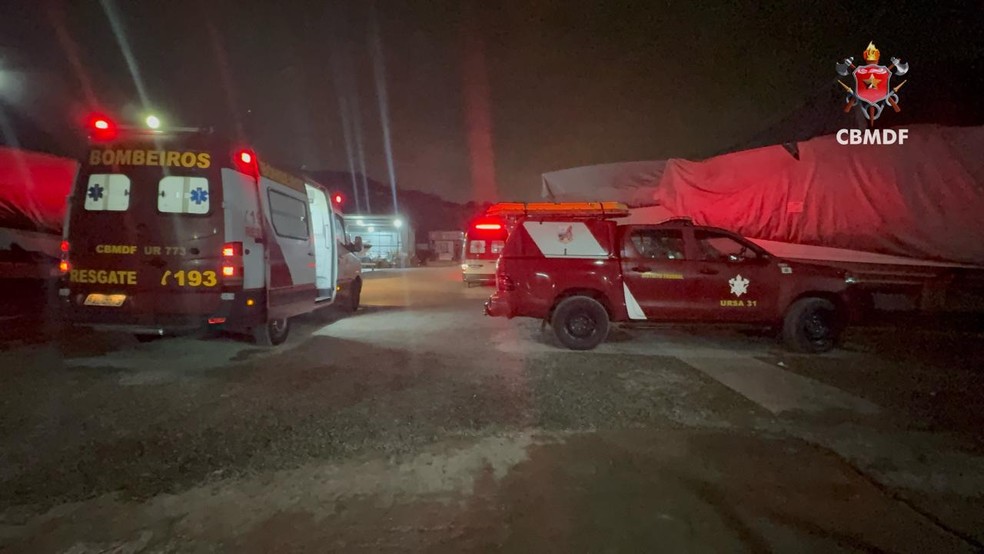 Viaturas do Corpo de Bombeiros durante operação de resgate no Lago Paranoá, na noite de sábado (18); jovem caiu de lancha e foi encontrado sem vida após mais de uma hora de buscas. — Foto: Divulgação/CBMDF