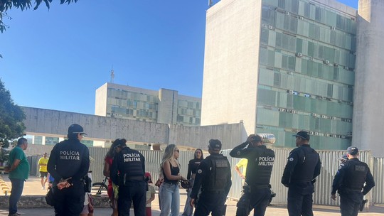7 de Setembro: desfile em Brasília tem bandeirão, exibições militares e mensagem sobre COP e soberania; veja imagens - Tradicional evento na Esplanada dos Ministérios incluiu atrações clássicas, como Esquadrilha da Fumaça, e mensagens sobre o momento político atual do país.