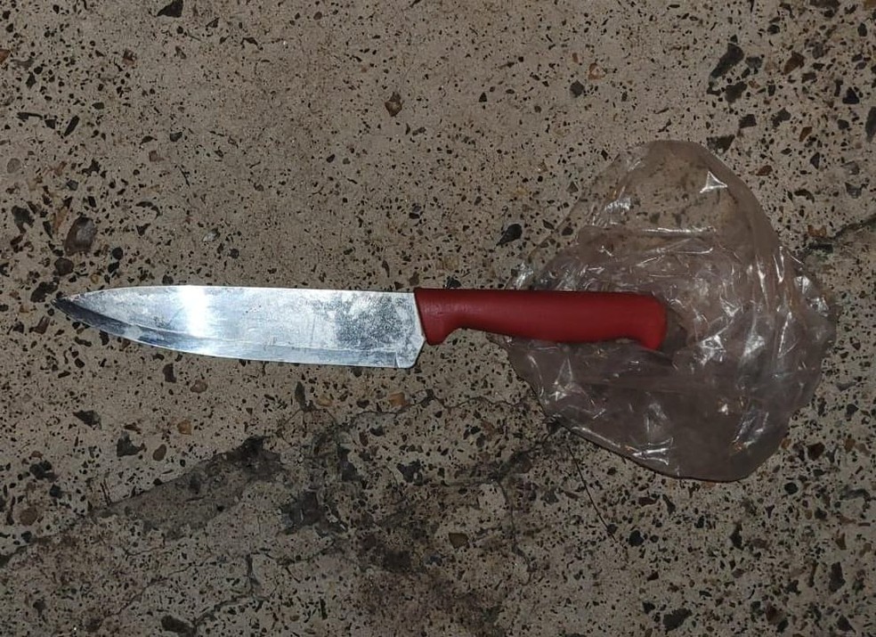 Faca usada para atingir no pescoço jovem que morreu em Piracicaba — Foto: Guarda Municipal de Piracicaba