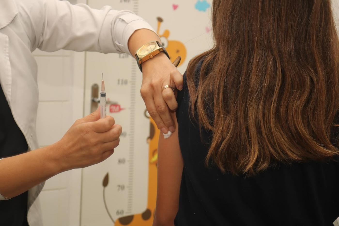 Santos amplia vacinação contra a dengue para público de 10 a 14 anos 