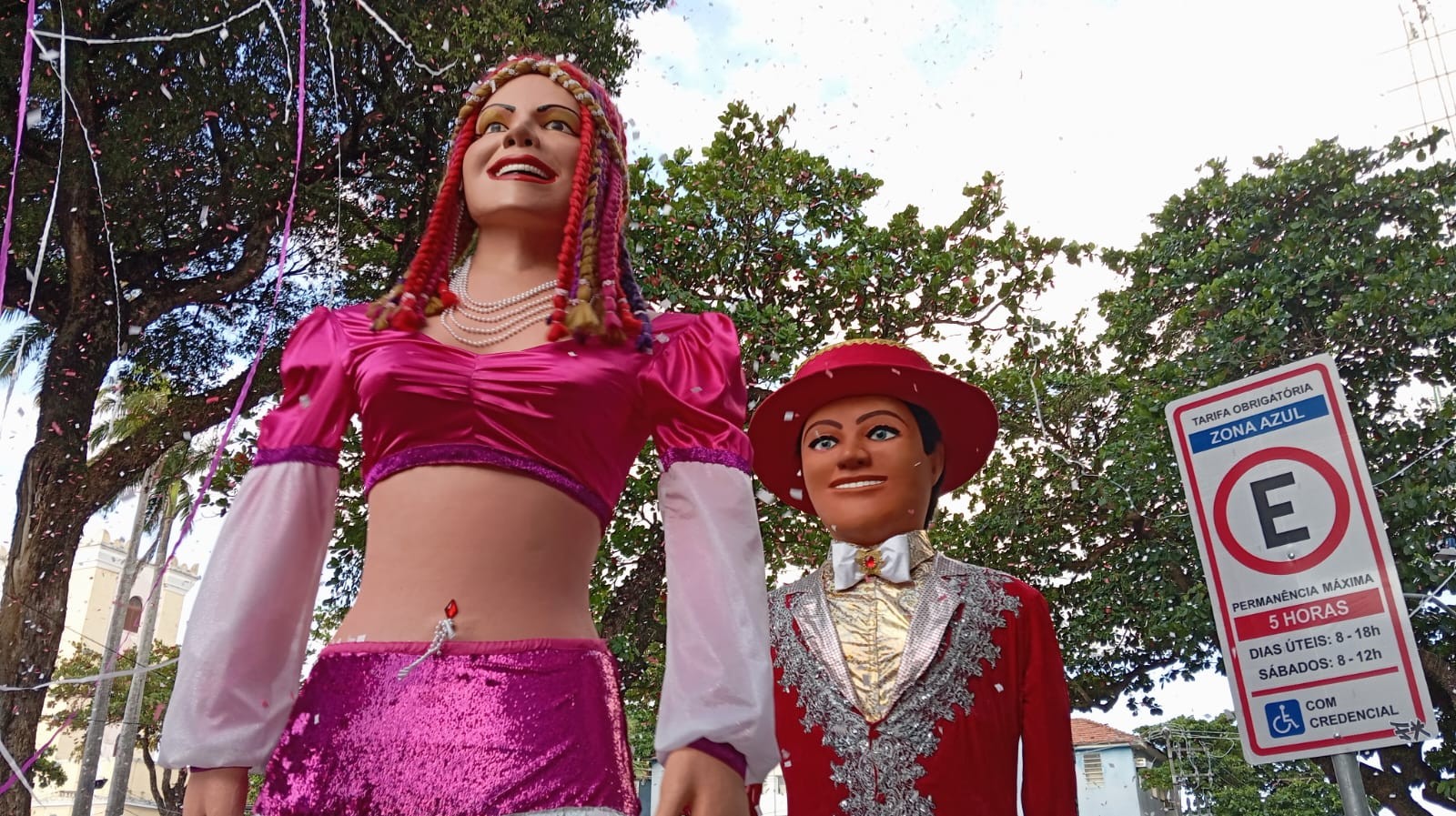 Filho do Homem da Meia-Noite celebra noivado com boneca gigante em prévia de carnaval no Recife