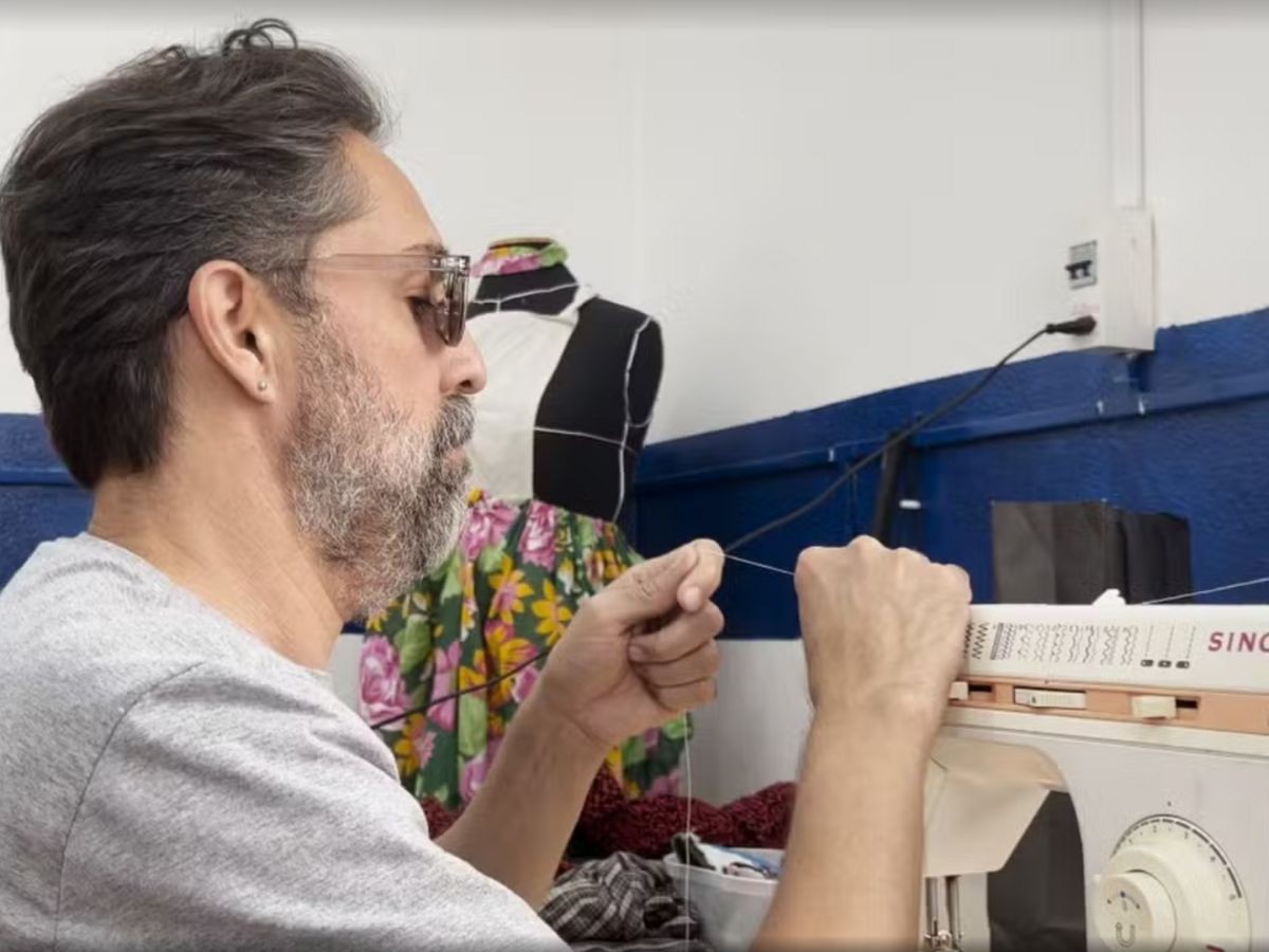 Designer de moda que ficou cego aos 40 anos reconstrói história com agulha e linha em oficina adaptada em Campinas