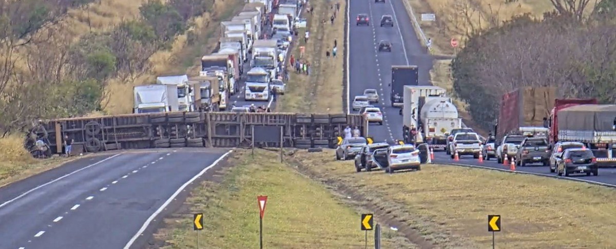 Carreta tomba e deixa trânsito interditado na BR-050, entre Uberlândia e Uberaba