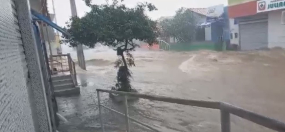 Fortes chuvas causam estragos e deixam moradores desalojados em Itambé — Foto: Reprodução/Redes Sociais