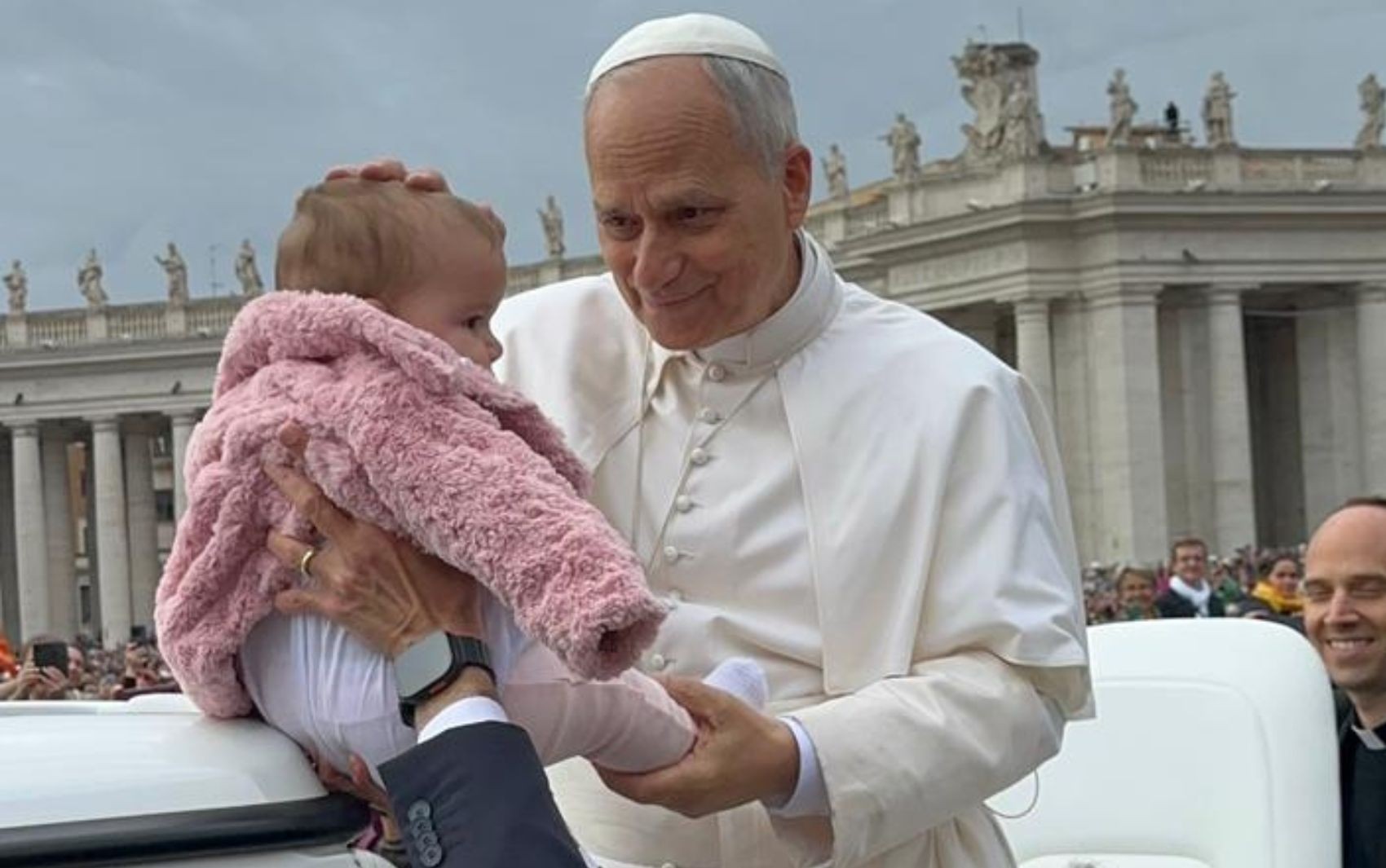 VÍDEO: Bebê baiana de sete meses é abençoada por papa Leão XIV no Vaticano