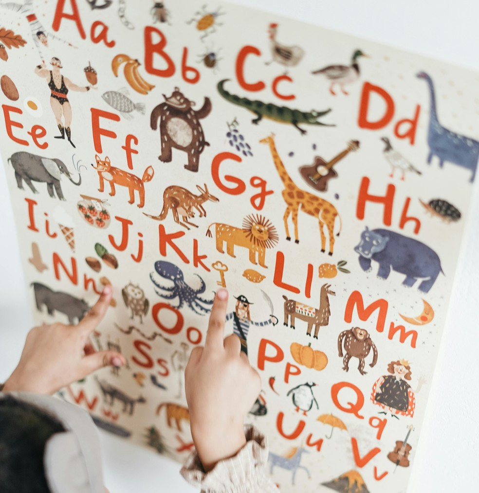 Crianças devem ser estimuladas a ler — Foto: Pexels/Cottonbro Studio