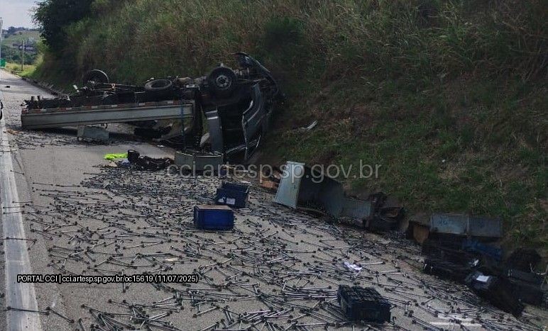 Motorista fica gravemente ferido ao capotar caminhão em rodovia de Itu