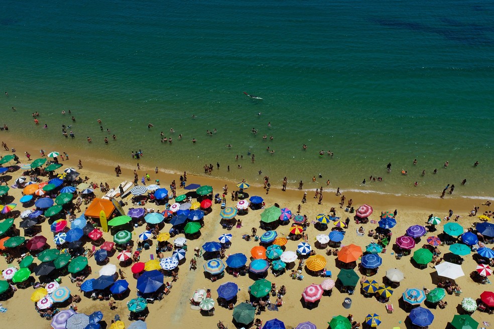 Verão na Praia da Sereia, em Vila Velha, no Espírito Santo, em um domingo de sol e calor — Foto: Fernando Madeira/ Rede Gazeta