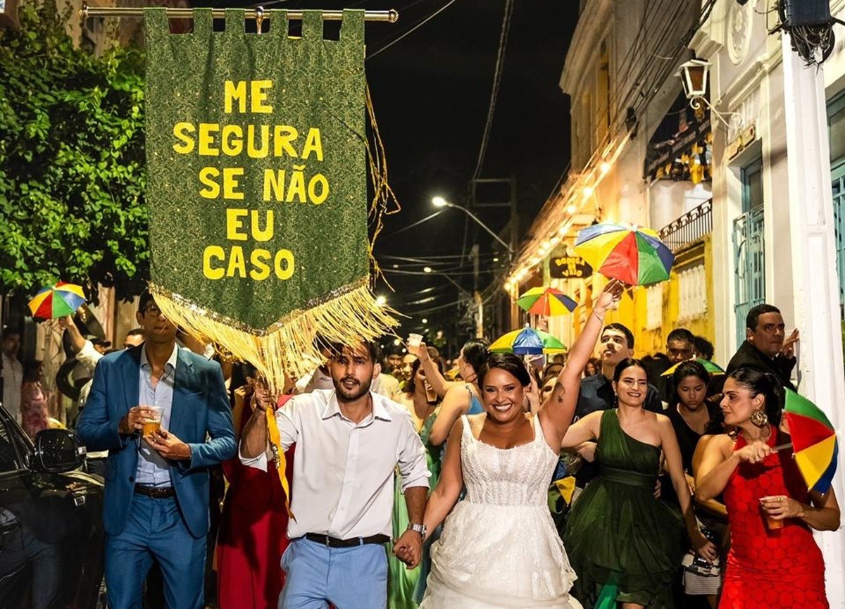 Noivos transformam casamento em desfile de carnaval em Olinda e viralizam: 'Me segura senão eu caso'; VÍDEO