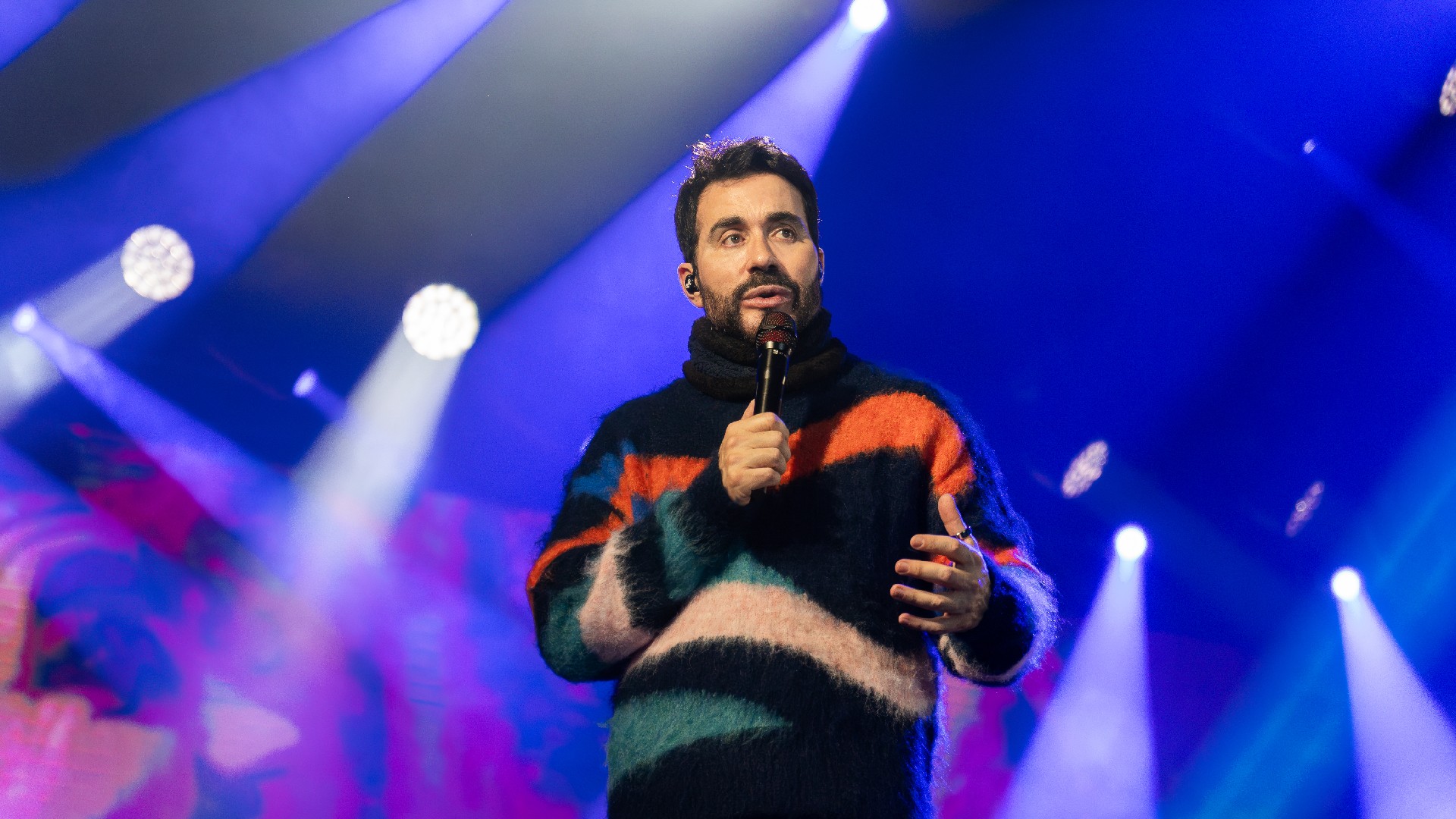 Padre Fábio de Melo prega sobre amor, canta clássicos e realiza 