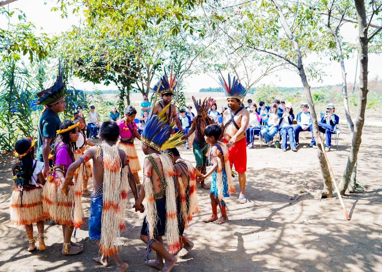 Alunos participam de vivência cultural durante visita à Aldeia Capitão Kina — Foto: Acervo Favoo