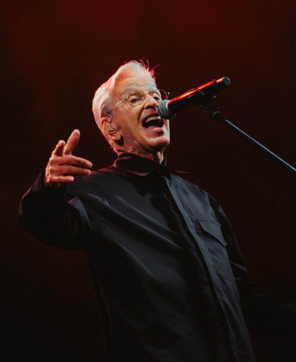 Caetano Veloso em show no Festival de Inverno Rio 2025 na noite de ontem, 3 de agosto — Foto: Reprodução / Facebook Festival de Inverno Rio 2025