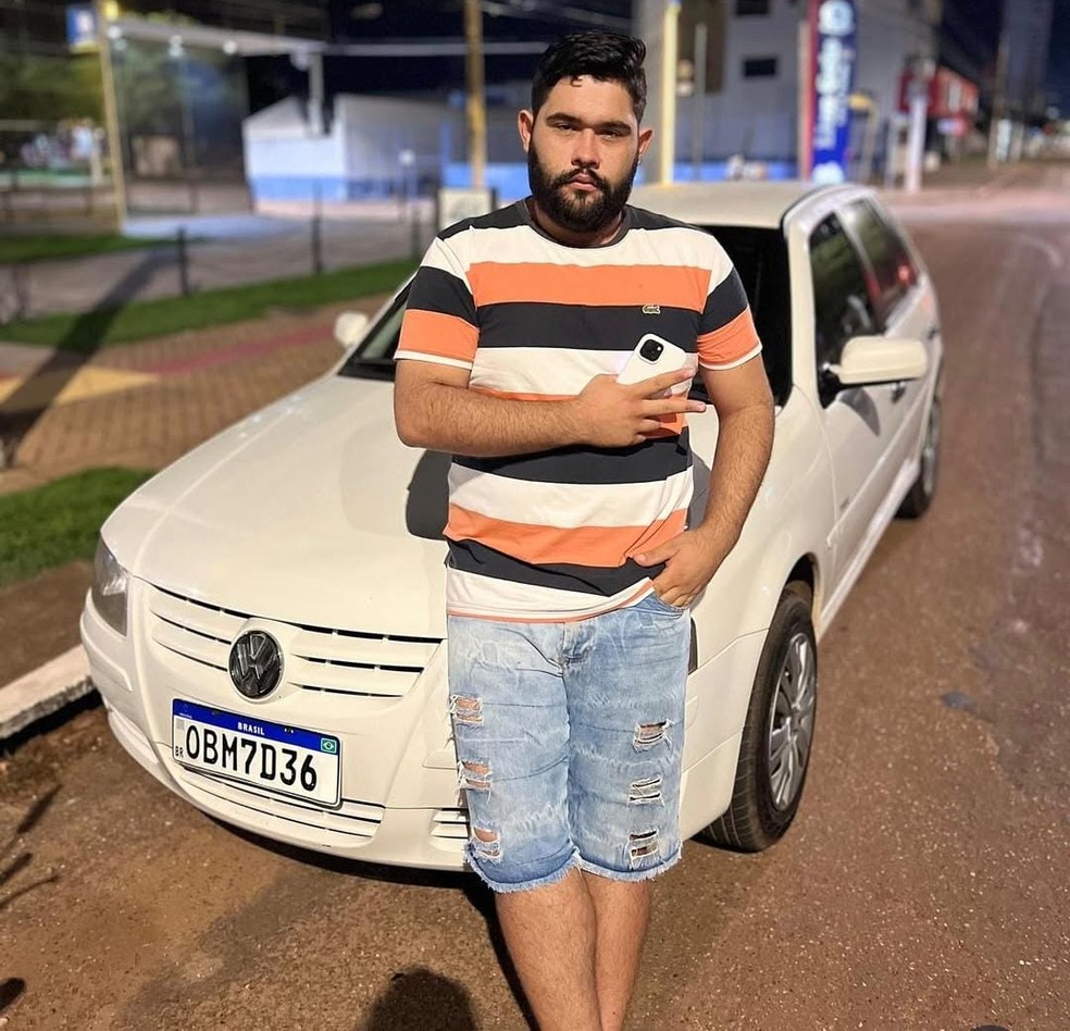 Fábio Vinícius de Cataldeli em imagem postada nas redes sociais onde supostamente faz menção à facção — Foto: Reprodução