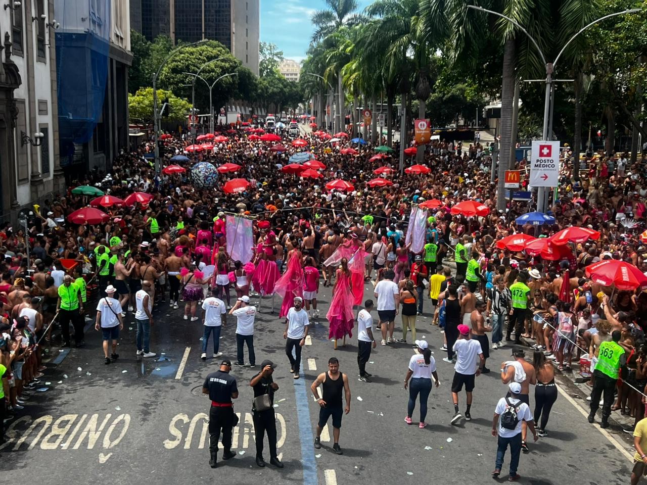 Chá da Alice, o 2° megabloco do pré-carnaval do Rio, desfila com participação de Babado Novo e É o Tchan; veja blocos do domingo