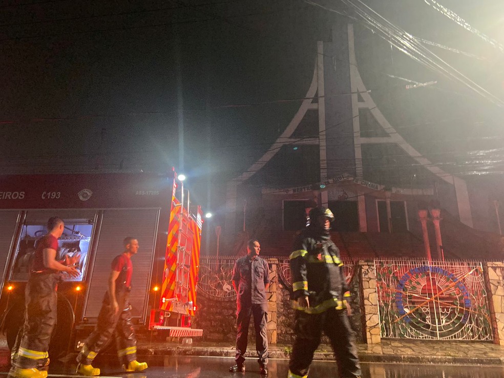 Igreja em Itaquaquecetuba ficará interditada até que uma perícia seja feita para identificar as causas do incêndio — Foto: Thais Leite/TV Diário