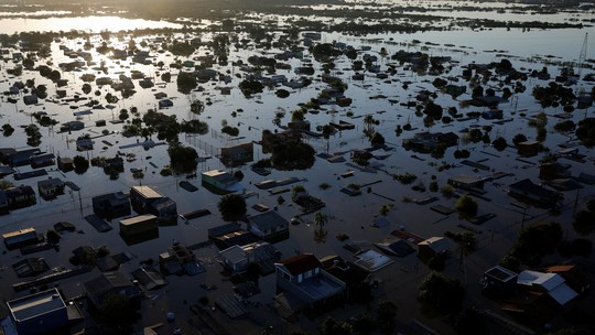 Estradas fechadas, 600 mil casas sem água: veja situação no estado - Foto: (Reuters/Amanda Perobelli)