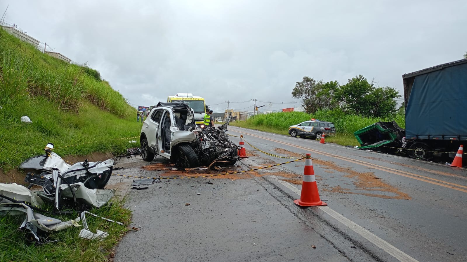 Acidente entre carro e caminhão mata duas pessoas em rodovia de Itatiba