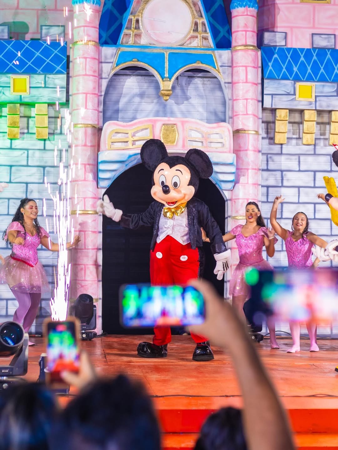 Castelo Encantado, pista de gelo e dinossauros: parque gratuito é inaugurado em Porto Velho