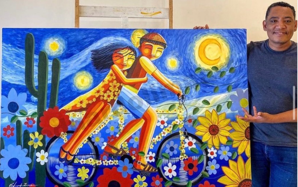 Eduardo Lima e a obra "Passeando sob a noite estrelada", que tem como inspiração a famosa pintura de Vincent Van Gogh. — Foto: Redes sociais