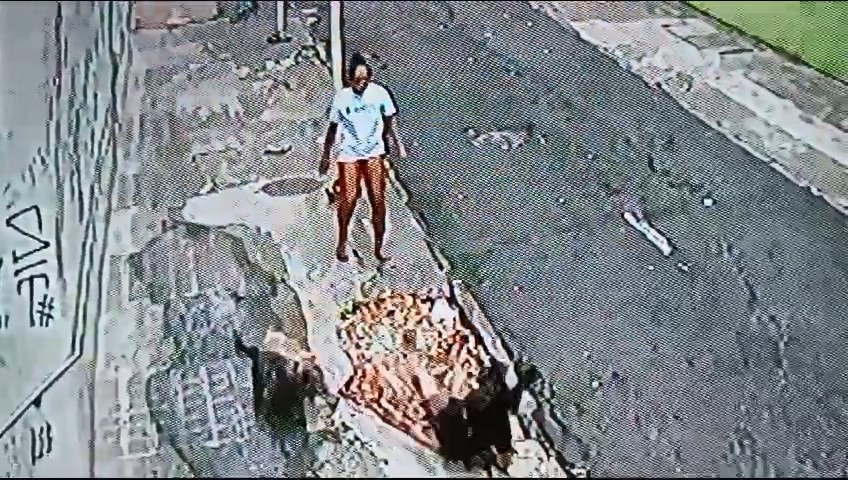 VÍDEO: Mulher leva golpe durante assalto e cai no meio da rua no Centro de Vitória