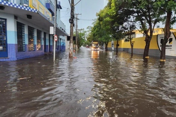 Bairros de Porto Alegre alagam após chover em 24 horas mais da metade da média de janeiro