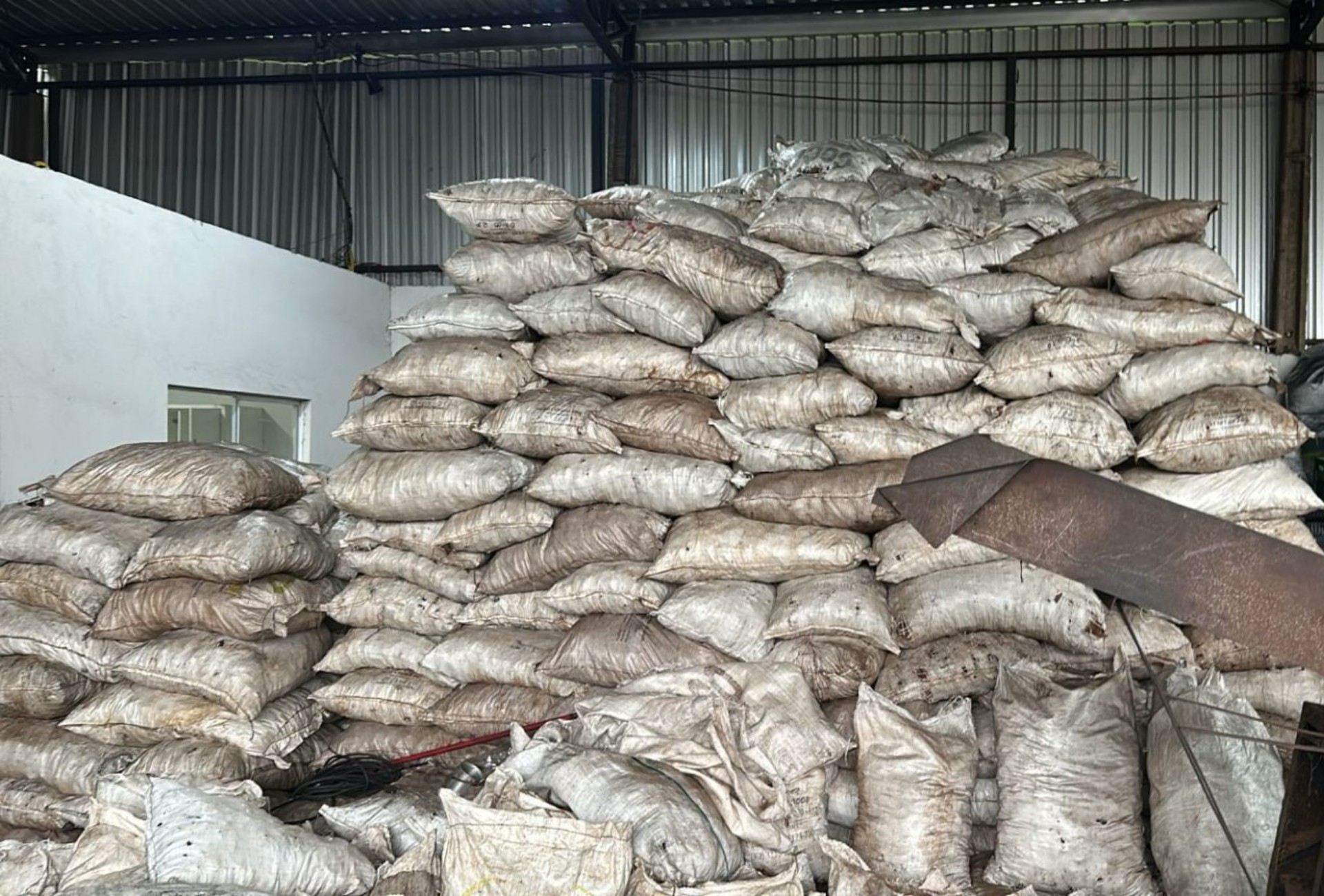 Polícia fecha carvoaria clandestina e prende gerente e dono em Campo Grande