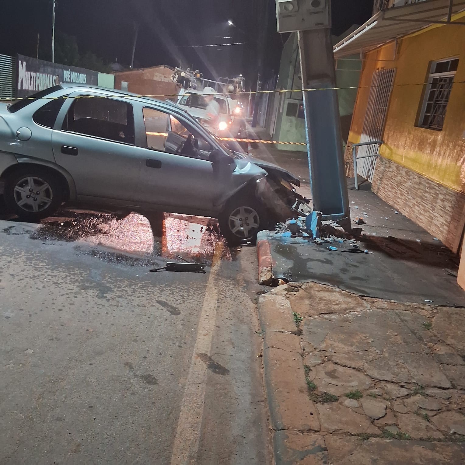 Motoristas derrubam 13 postes de energia em menos de 48 horas durante acidentes em MT