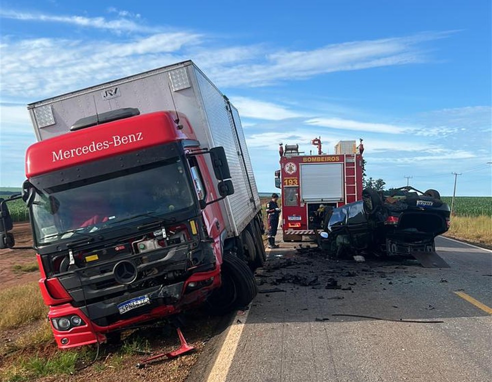 Acidente na BR-070 envolveu um caminh�o, uma carreta e um carro de passeio � Foto: Corpo de Bombeiros