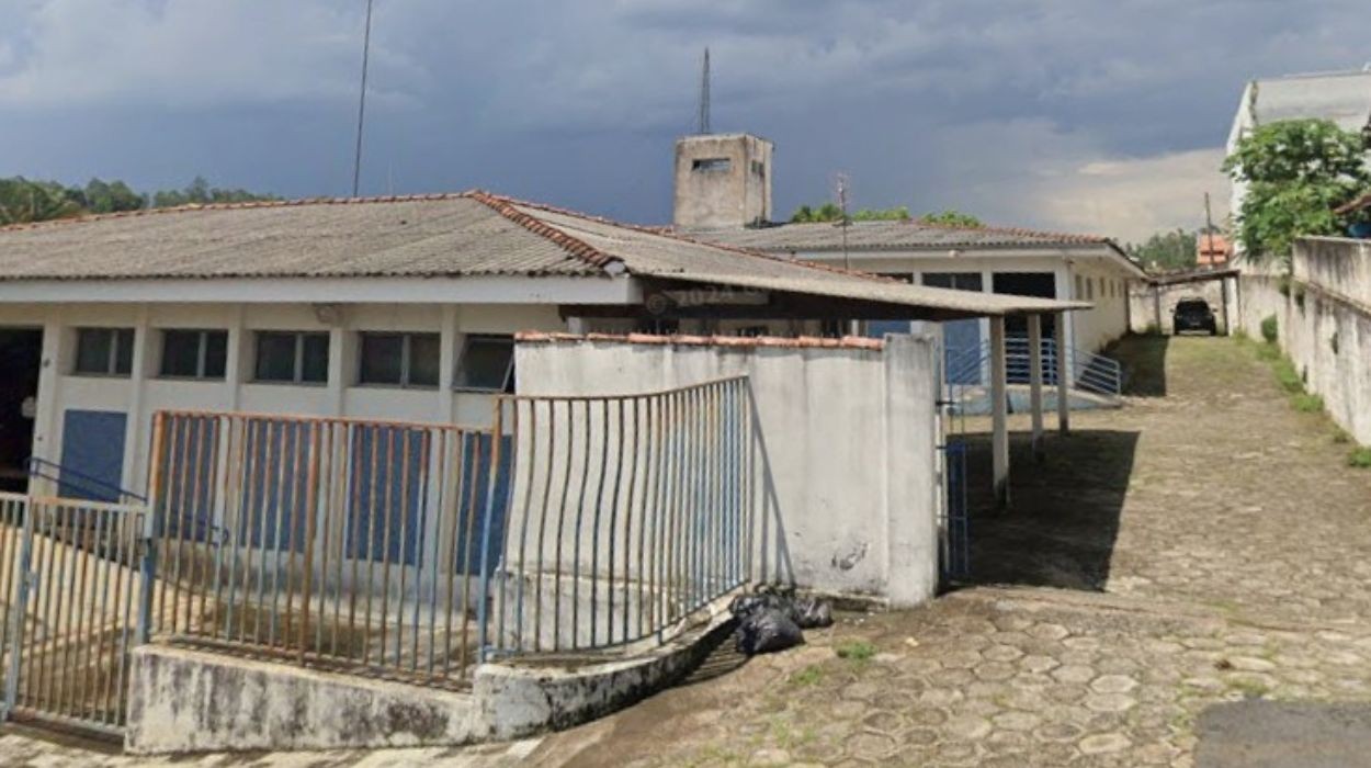 Criança de 2 anos morre após se afogar em piscina de casa no interior de SP