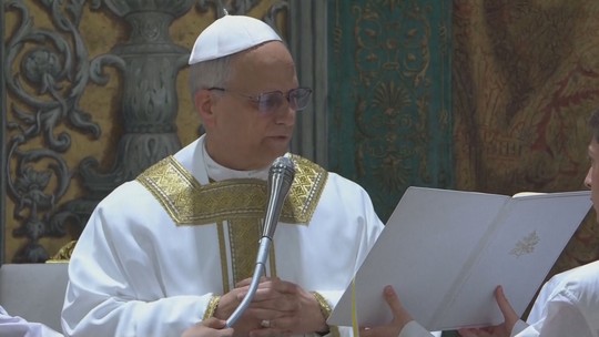 Papa Leão XIV diz que espera trazer luz às 'noites escuras deste mundo' em homilia de 1ª missa - Homilia do novo pontífice destacou estado atual do mundo e lamentou o declínio da fé em detrimento do dinheiro ou do "poder do prazer".