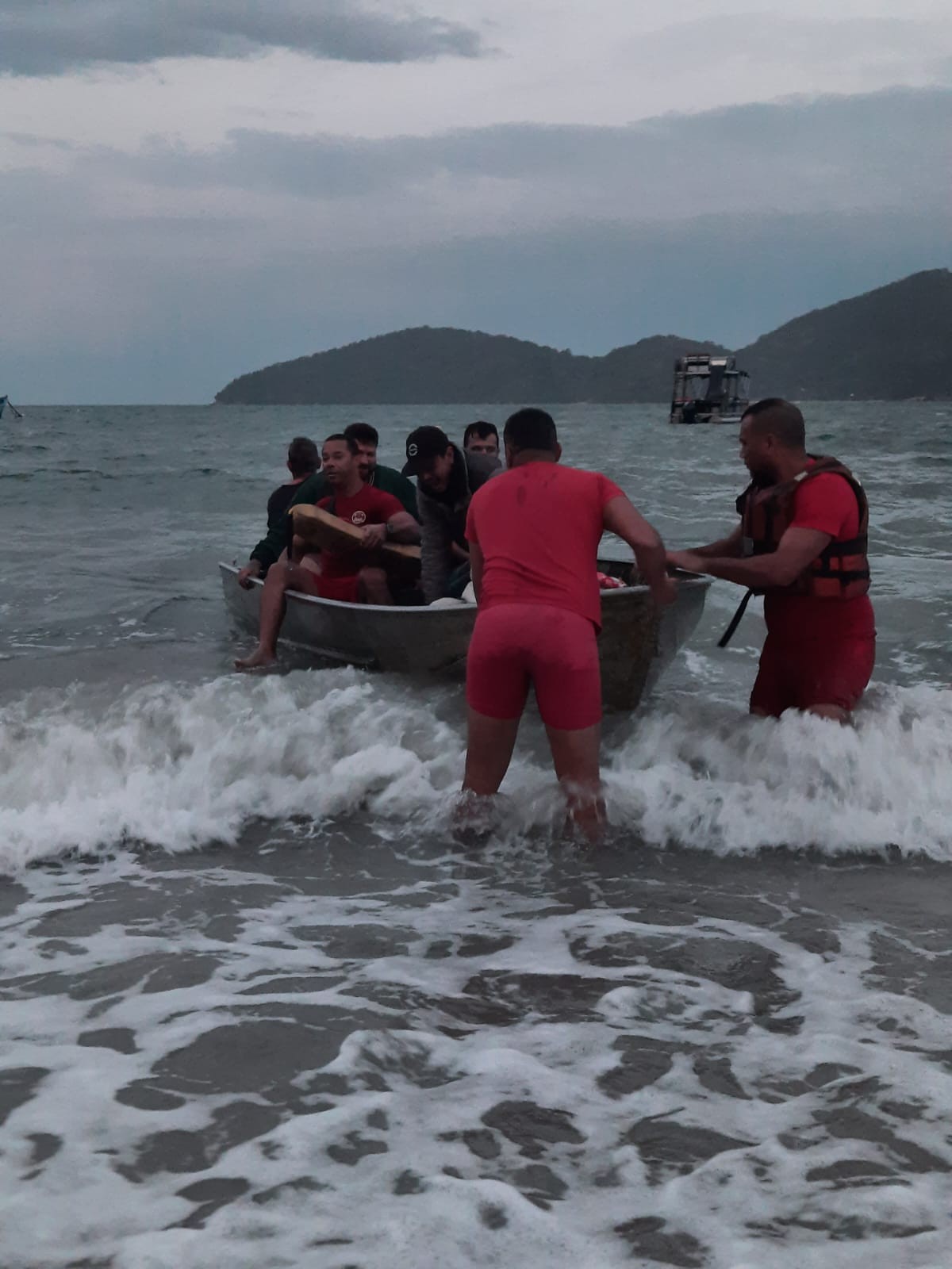 Ressaca do mar: Família com 6 pessoas é salva após ficar à deriva em Ubatuba