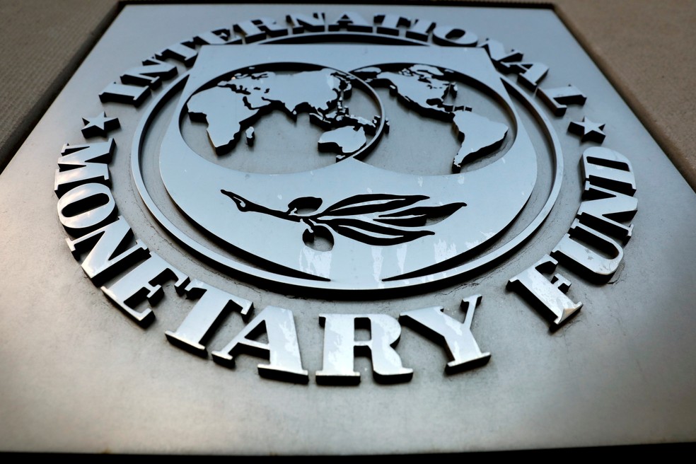 Logotipo do FMI é visto do lado de fora do prédio da sede em Washington — Foto: Yuri Gripas/Reuters