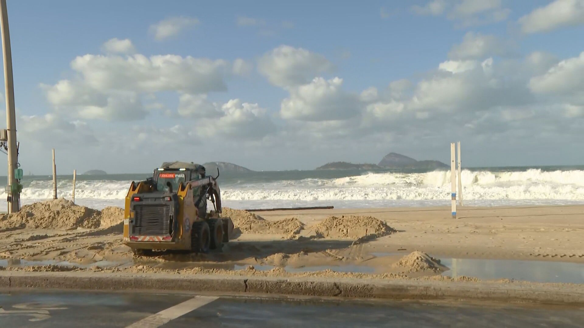 Ressaca causada por ‘pista de ventos’ já destruiu carro de Raul Seixas e fez surfista pegar onda no calçadão no Leblon; relembre   
