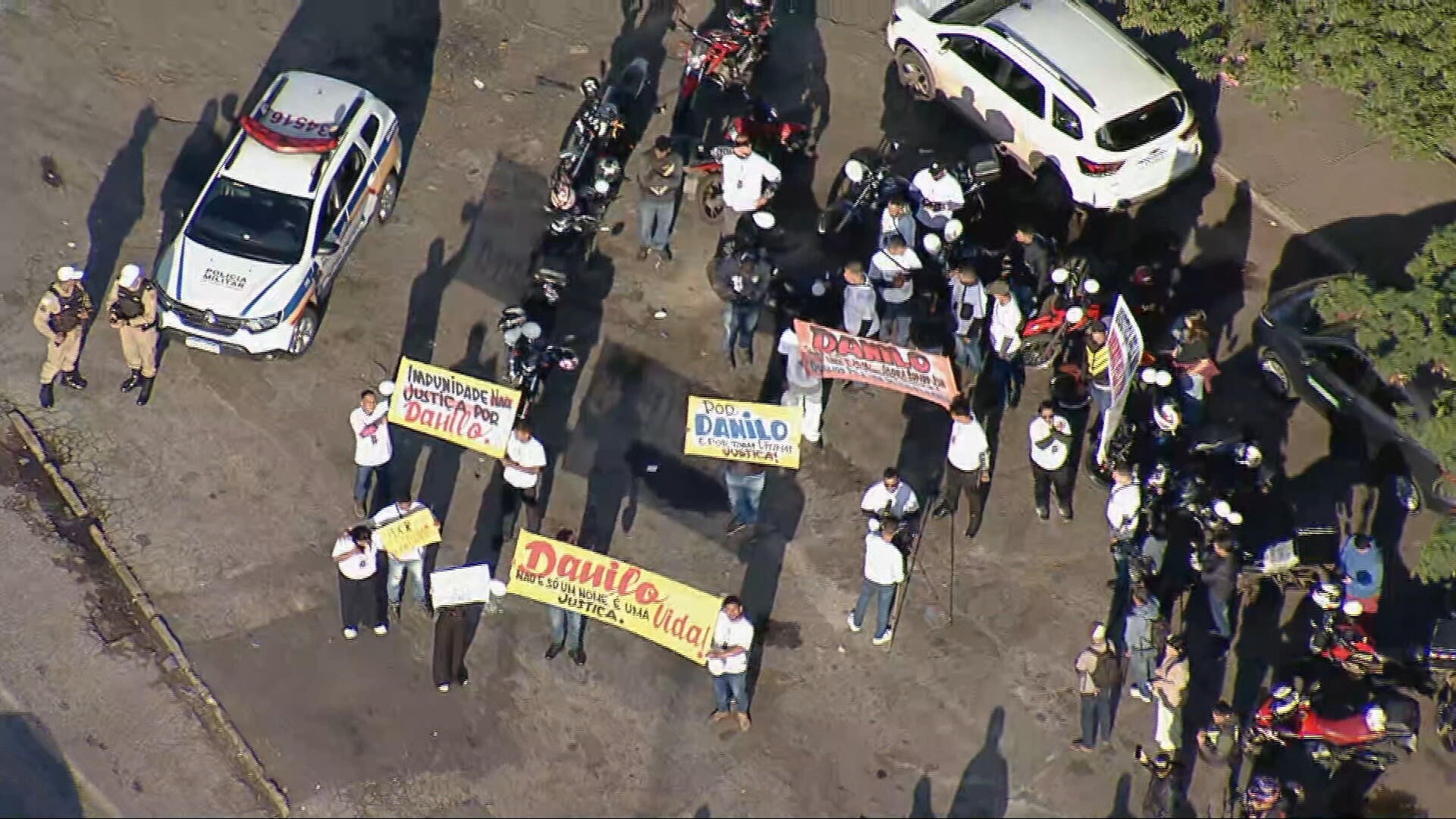 Parentes e amigos protestam contra soltura de motorista que matou motociclista de aplicativo em BH