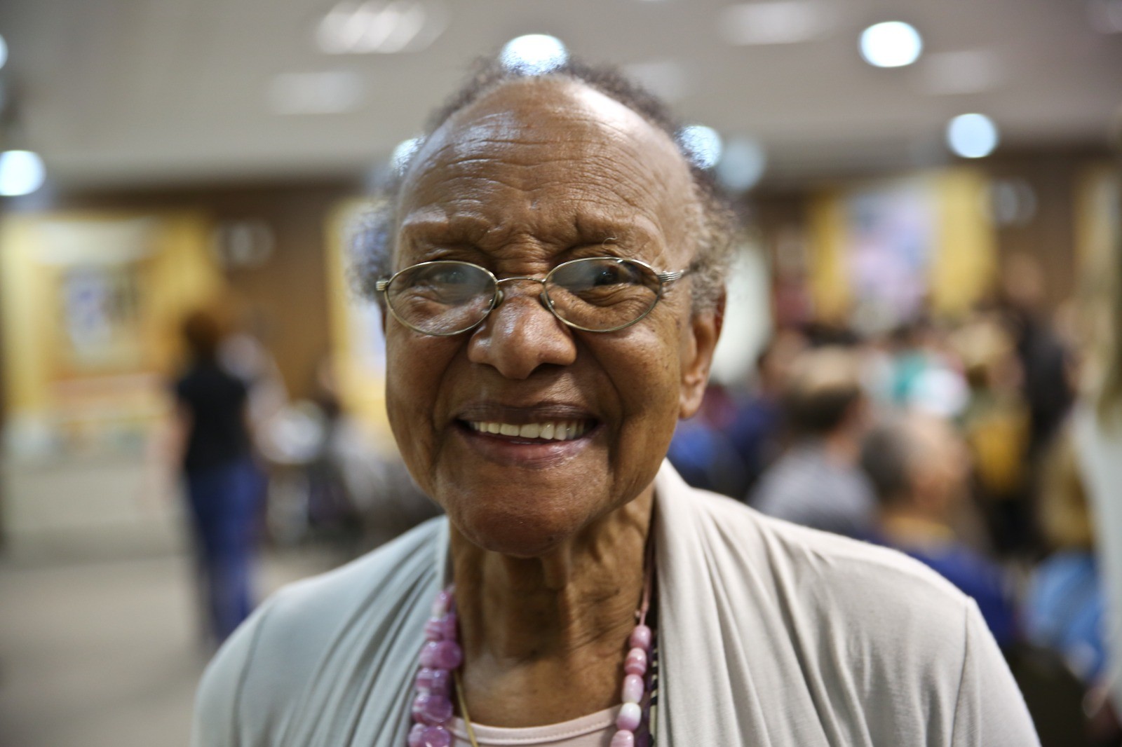 Recém-formada na EJA, idosa busca celebrar aniversário de 90 anos lançando livro de memórias