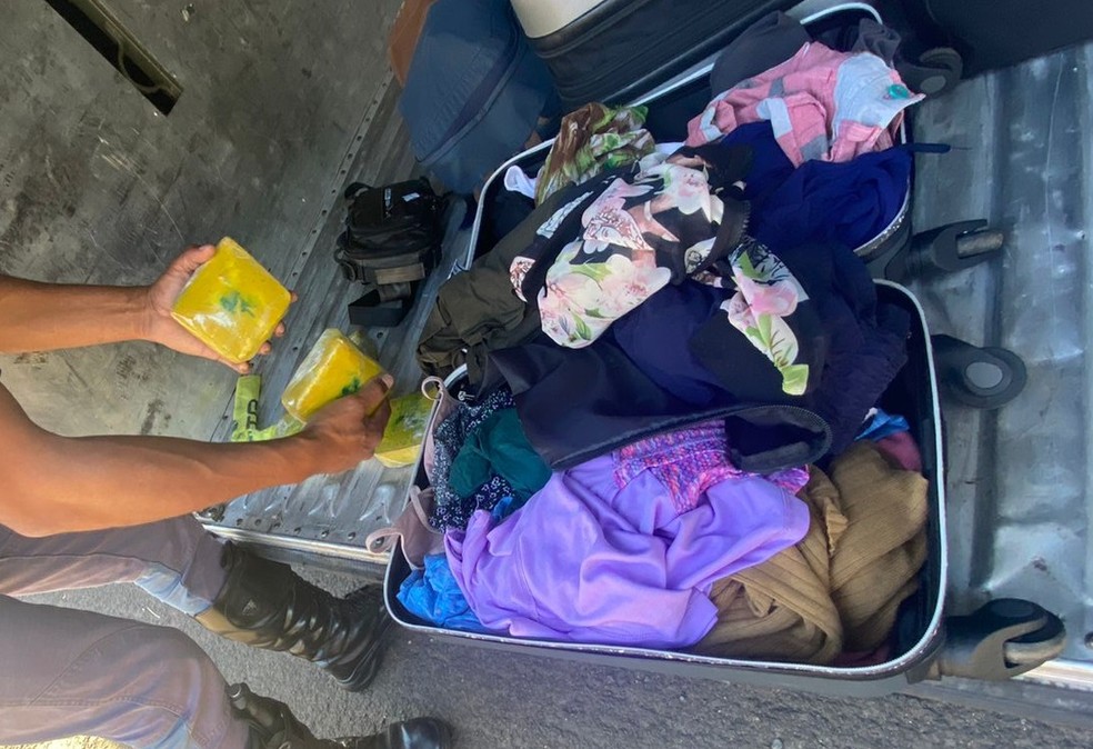 Polícia Rodoviária encontrou seis tabletes de cocaína escondidas em mala, em Presidente Epitácio (SP) — Foto: Polícia Rodoviária
