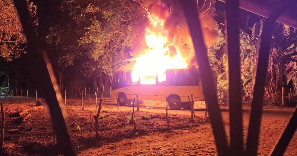 Ônibus escolar foi queimado dias após veículo atropelar uma professora em Pacoti — Foto: Reprodução