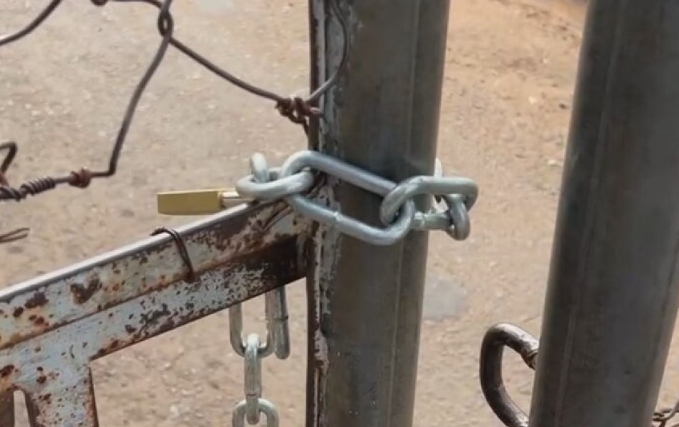 1 de 2
Secret&aacute;rio Jurandir S&eacute;rgio visitou a garagem e verificou que n&atilde;o havia o cadeado no port&atilde;o, somente a corrente solta &mdash; Foto: TV TEM