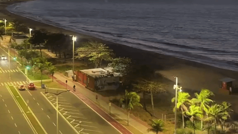 VÍDEO: nutricionista flagra em 'live' momento em que carro invade contramão e derruba poste na orla de Vila Velha