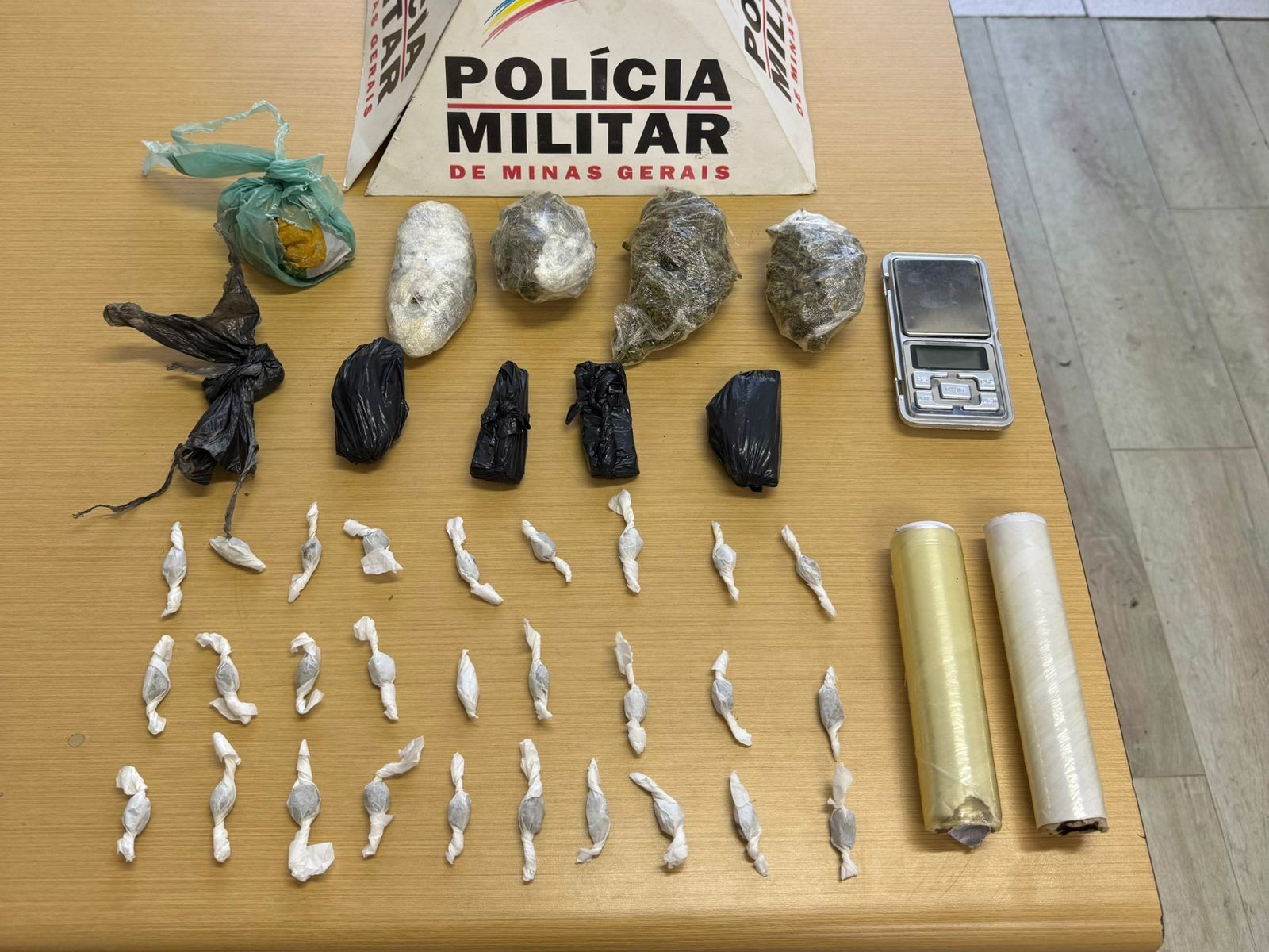 Uma mulher é presa e uma adolescente é apreendida por tráfico de drogas em Ipatinga