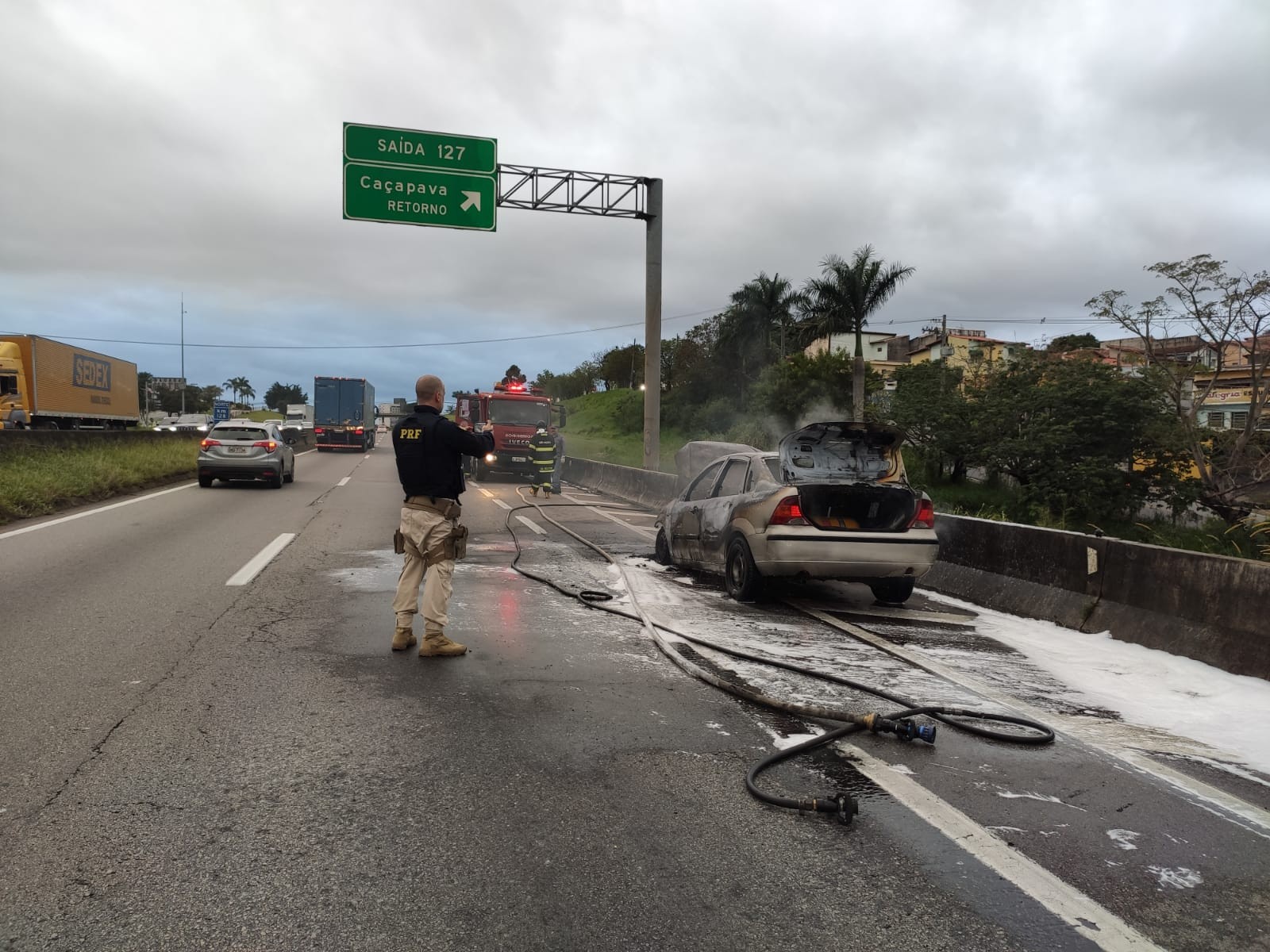Carro fica destruído após pegar fogo na Dutra no trecho de Caçapava