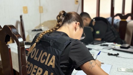 Concurso da Polícia Federal tem 811 vagas com salários de R$ 14 mil para qualquer graduação - Oportunidades são de escrivão, agente e papiloscopista. Cargos de maior remuneração, como delegado e perito criminal, exigem formação específica em Direito, Engenharia ou outras áreas técnicas. Inscrições começam no dia 26 de maio.