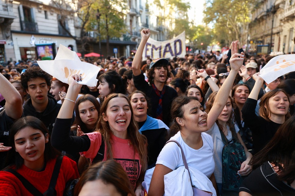 Manifestantes reagem enquanto trabalhadores e estudantes universitários argentinos participam de uma marcha para protestar contra o corte de verbas das universidades públicas, em Buenos Aires, Argentina, em 12 de maio de 2026 — Foto: Cristina Sille/Reuters