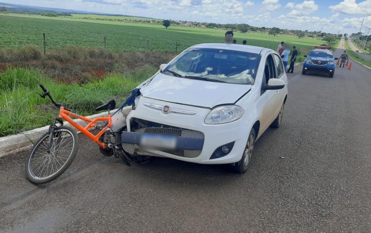 Motorista mata ciclista atropelado ao tentar tirar marimbondo de dentro de carro quando ia fazer prova, diz polícia  