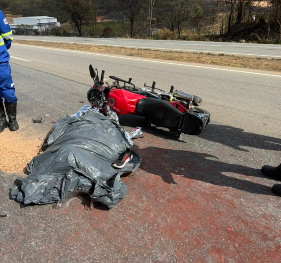 Motociclista bate em traseira de carreta e morre na BR-262, em MG