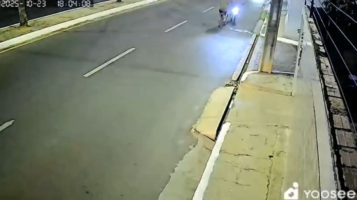 VÍDEO: motociclista atropela idoso após fugir de abordagem policial em Teresina