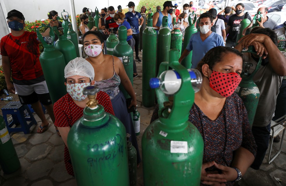 Parentes de pacientes internados em Manaus fazem fila para compra de oxigênio no dia 18 de janeiro. — Foto: Bruno Kelly/Reuters